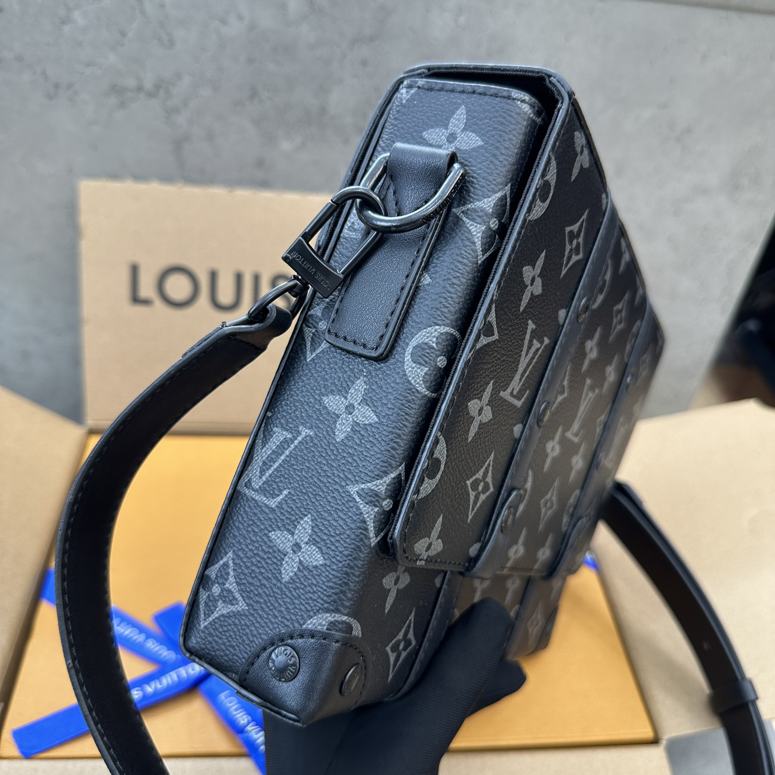 Túi đeo chéo Louis Vuitton LV Đen họa tiết hoa vân Xám nắp gập size 24x18x5.5cm Like Auth on web fullbox bill thẻ PLD